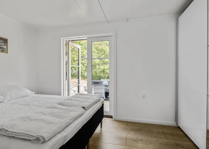 Amazing In Aakirkeby With Wifi * Vester Somarken