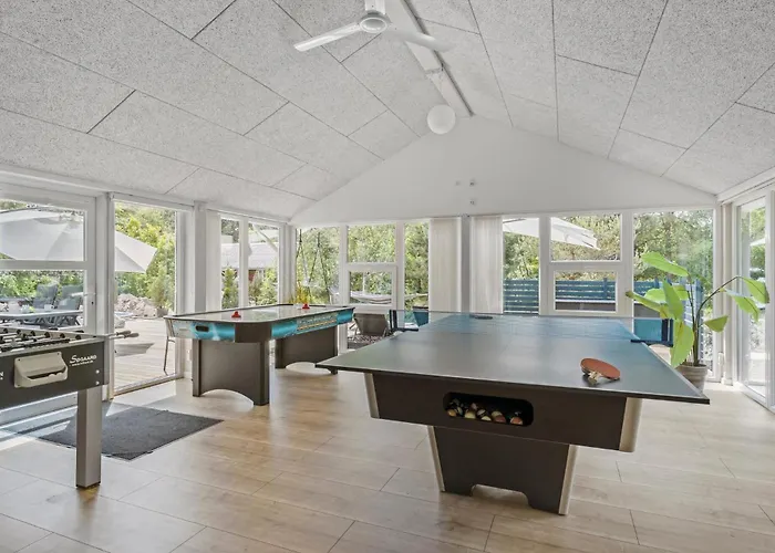 Amazing In Aakirkeby With Wifi * Vester Somarken